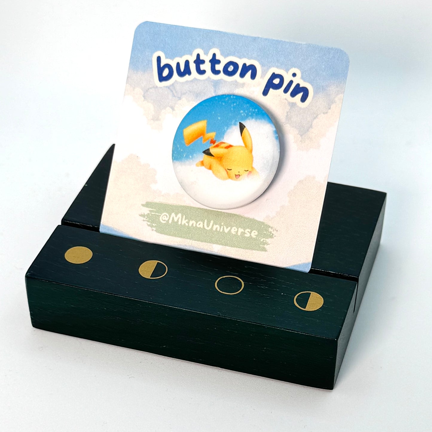 Pin's rond 28mm - Pikachu in the Clouds